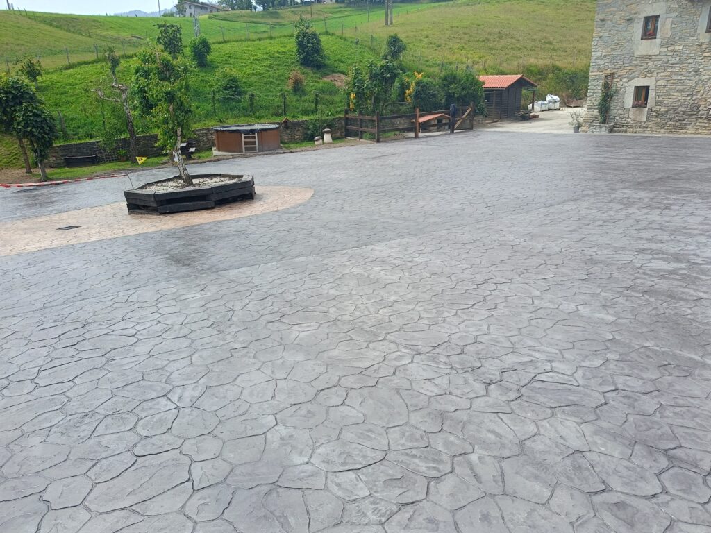 pavimento aparcamiento hormigón impreso en país vasco